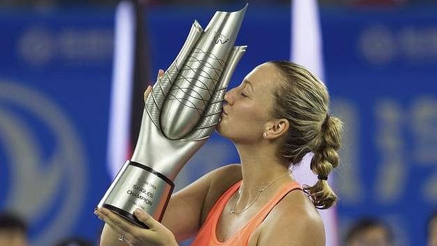 Petra Kvitová s trofejí pro vítězku turnaje ve Wu-chanu. Petra Kvitová s trofejí pro vítězku turnaje ve Wu-chanu.