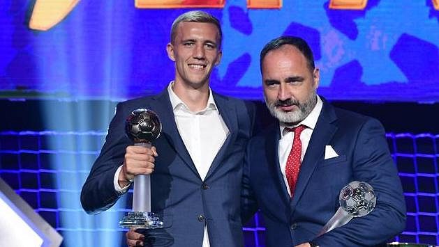 Vlevo záložník Slavie Tomáš Souček s cenou pro nejlepšího hráče sezony první fotbalové ligy a vpravo trenér Slavie Jindřich Trpišovský s cenou pro nejlepšího trenéra sezony. Vlevo záložník Slavie Tomáš Souček s cenou pro nejlepšího hráče sezony první fotbalové ligy a vpravo trenér Slavie Jindřich Trpišovský s cenou pro nejlepšího trenéra sezony.