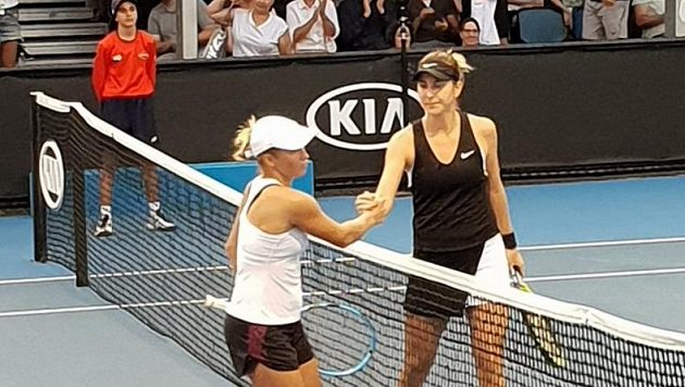 Jen chladný stisk ruky, odvrácená tvář od švýcarské vítězky zápasu Belindy Bencicové. Tak se rozloučila Julia Putincevová (vlevo) s dvouhrou na Australian Open. Jen chladný stisk ruky, odvrácená tvář od švýcarské vítězky zápasu Belindy Bencicové. Tak se rozloučila Julia Putincevová (vlevo) s dvouhrou na Australian Open.