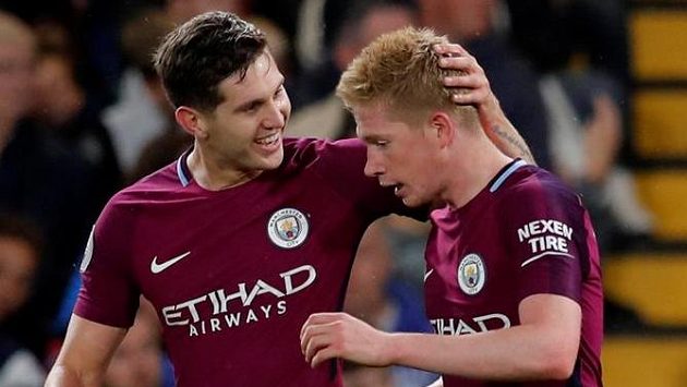 John Stones (vlevo) gratuluje Kevinu De Bruynemu ke gólu na Chelsea. John Stones (vlevo) gratuluje Kevinu De Bruynemu ke gólu na Chelsea.