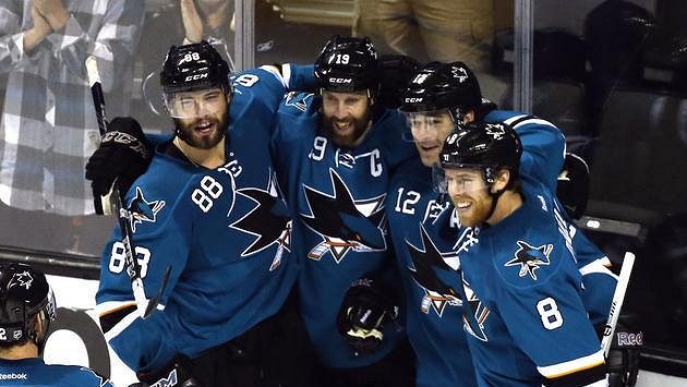 Hokejisté San Jose Sharks oslavují gól Hokejisté San Jose Sharks oslavují gól