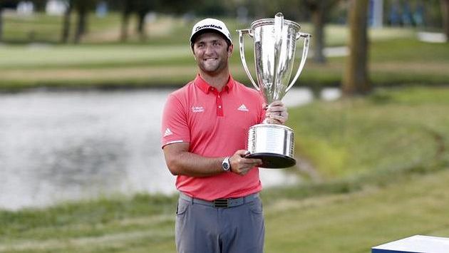 Španělský golfista Jon Rahm s trofejí Španělský golfista Jon Rahm s trofejí
