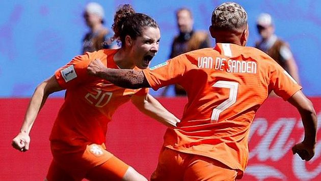 Fotbalistky Nizozemska se radují z branky proti Kamerunu Fotbalistky Nizozemska se radují z branky proti Kamerunu