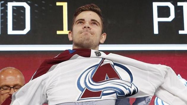 Český hokejový útočník Martin Kaut poté, co si jej v prvním kole draftu NHL vybralo Colorado. Český hokejový útočník Martin Kaut poté, co si jej v prvním kole draftu NHL vybralo Colorado.
