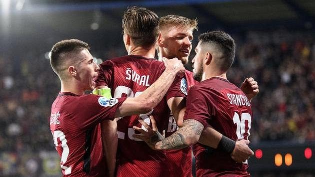Fotbalisté Sparty oslavují gól na 1:0 v utkání s Jabloncem. Fotbalisté Sparty oslavují gól na 1:0 v utkání s Jabloncem.