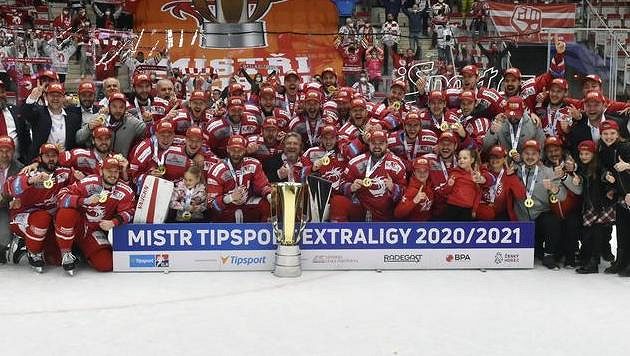 Tým Třince se fotografuje s Masarykovým pohárem pro vítěze extraligy. Tým Třince se fotografuje s Masarykovým pohárem pro vítěze extraligy.