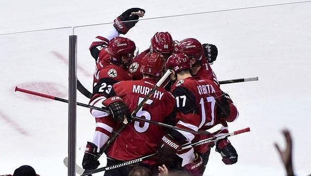 Radim Vrbata (17) z Arizony skóroval proti Winnipegu a ocitl se v klubku spoluhráčů. Radim Vrbata (17) z Arizony skóroval proti Winnipegu a ocitl se v klubku spoluhráčů.