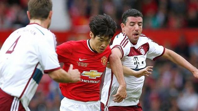 Bývalý záložník Manchesteru United Park Či-song v zápase legend proti Bayernu Mnichov Bývalý záložník Manchesteru United Park Či-song v zápase legend proti Bayernu Mnichov