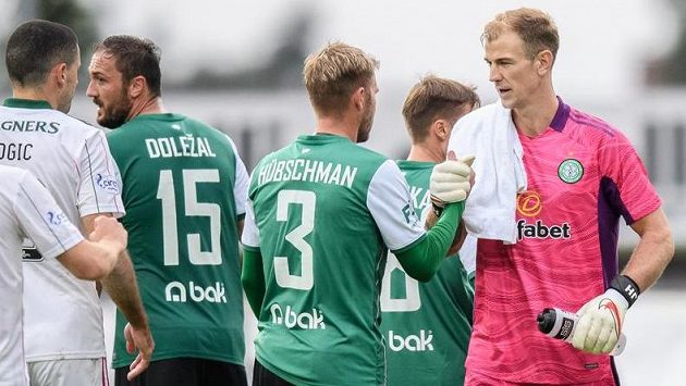 Hvězdný brankář Celtiku Joe Hart a Tomáš Hübschman z Jablonce se zdraví po utkání 3. předkola Evropské ligy. Hvězdný brankář Celtiku Joe Hart a Tomáš Hübschman z Jablonce se zdraví po utkání 3. předkola Evropské ligy.