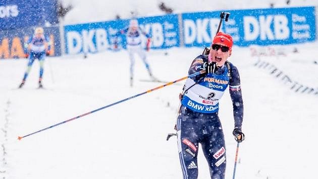 Anastasia Kuzminová se raduje při triumfu ve stíhačce v Hochfilzenu. Anastasia Kuzminová se raduje při triumfu ve stíhačce v Hochfilzenu.