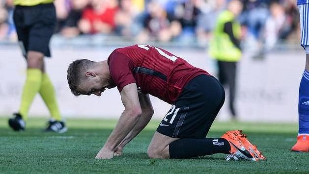 Sparťan Martin Hašek ml. se sbírá ze země v duelu s Mladou Boleslaví. Sparťan Martin Hašek ml. se sbírá ze země v duelu s Mladou Boleslaví.