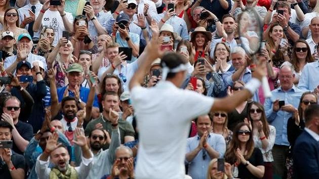 Fanoušci ve Wimbledonu aplaudují Rogeru Federerovi. Fanoušci ve Wimbledonu aplaudují Rogeru Federerovi.