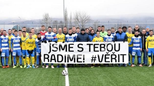 Velké gesto fotbalistů Teplic a Ústí nad Labem. Velké gesto fotbalistů Teplic a Ústí nad Labem.