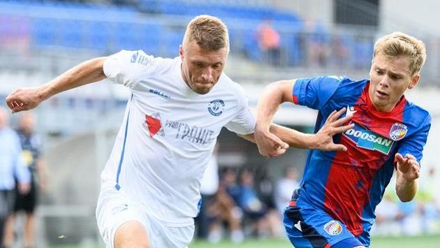 Uladzimir Ščerba z Dynama Brest a Michal Hlavatý z Viktorie Plzeň během utkání 2. předkola Evropské konferenční ligy. Uladzimir Ščerba z Dynama Brest a Michal Hlavatý z Viktorie Plzeň během utkání 2. předkola Evropské konferenční ligy.