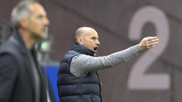 Dosavadní kouč Augsburgu Heiko Herrlich při utkání s Frankfurtem. Dosavadní kouč Augsburgu Heiko Herrlich při utkání s Frankfurtem.