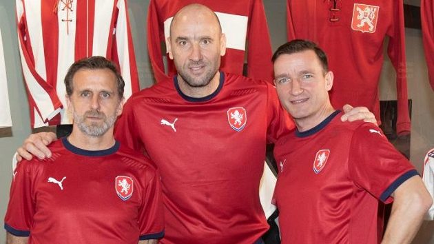 Zleva Karel Poborský, Jan Koller a Vladimír Šmicer předvádějí nové dresy české reprezentace. Zleva Karel Poborský, Jan Koller a Vladimír Šmicer předvádějí nové dresy české reprezentace.