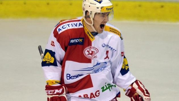 Marek Tomica míří ze Slavie do Chomutova. Marek Tomica míří ze Slavie do Chomutova.