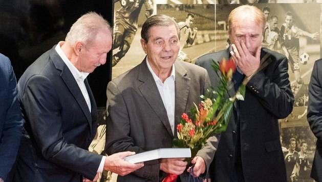 Jozef Obert (uprostřed) při oslavě jubilea na půdě SFZ. Jako gratulanti vlevo Milan Lešický, vpravo Ladislav Petráš. Jozef Obert (uprostřed) při oslavě jubilea na půdě SFZ. Jako gratulanti vlevo Milan Lešický, vpravo Ladislav Petráš.