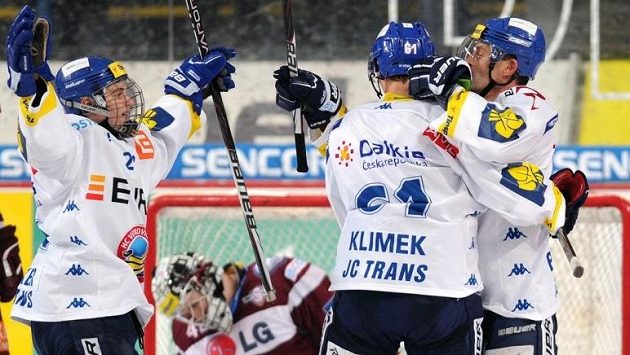 Nathan Walker (vlevo) slaví gól proti Spartě s tehdejšími spoluhráči z Vítkovic Lukášem Klimkem a Jiřím Burgrem. Nathan Walker (vlevo) slaví gól proti Spartě s tehdejšími spoluhráči z Vítkovic Lukášem Klimkem a Jiřím Burgrem.