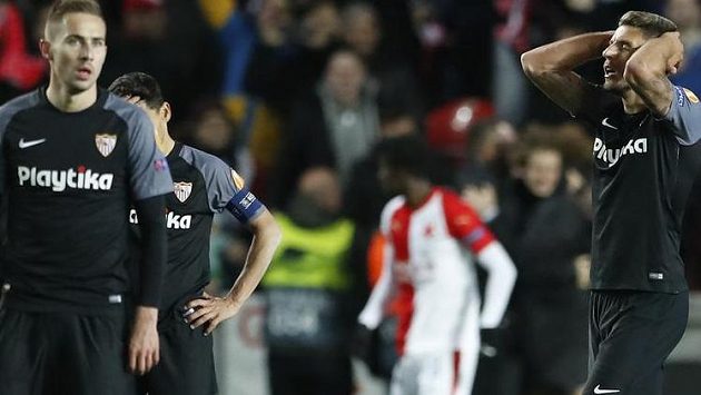 Zklamaní fotbalisté Sevilly po porážce se Slavií Zklamaní fotbalisté Sevilly po porážce se Slavií