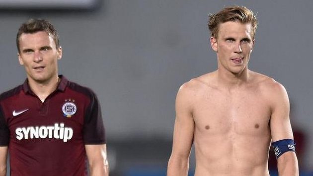 Bořek Dočkal (vpravo) a David Lafata po vyřazení s CSKA Moskva. Bořek Dočkal (vpravo) a David Lafata po vyřazení s CSKA Moskva.