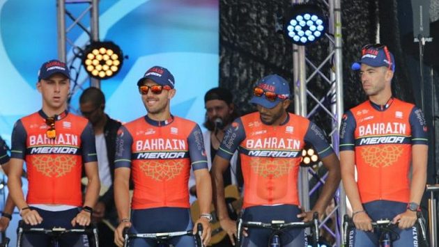 Ondřej Cink (vlevo) při představení týmu před startem Tour de France v Düsseldorfu. Ondřej Cink (vlevo) při představení týmu před startem Tour de France v Düsseldorfu.