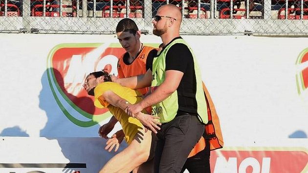 Pořadatelé odvádějí polonahého fanouška, který během finále Opava - Zlín vběhl na hrací plochu v posledních minutách zápasu. Pořadatelé odvádějí polonahého fanouška, který během finále Opava - Zlín vběhl na hrací plochu v posledních minutách zápasu.