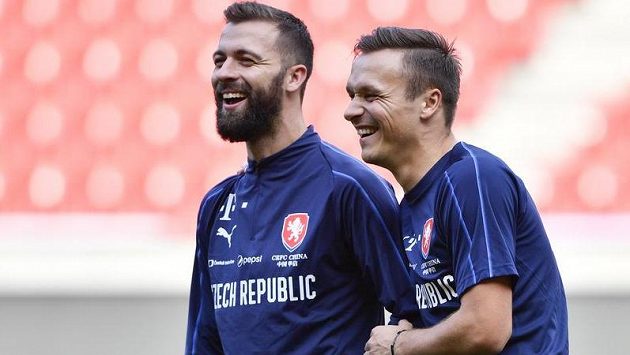 Josef Hušbauer (vlevo) a další slávista Stanislav Tecl na tréninku fotbalové reprezentace. Josef Hušbauer (vlevo) a další slávista Stanislav Tecl na tréninku fotbalové reprezentace.