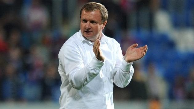Enormní zájem svazu o plzeňského trenéra Pavla Vrbu je čím dál okatější. Enormní zájem svazu o plzeňského trenéra Pavla Vrbu je čím dál okatější.