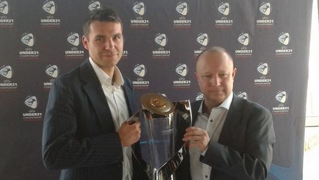 Michal Pospíšil (vlevo) a předseda organizačního výboru Petr Fousek s trofejí pro mistry Evropy do 21 let. Michal Pospíšil (vlevo) a předseda organizačního výboru Petr Fousek s trofejí pro mistry Evropy do 21 let.