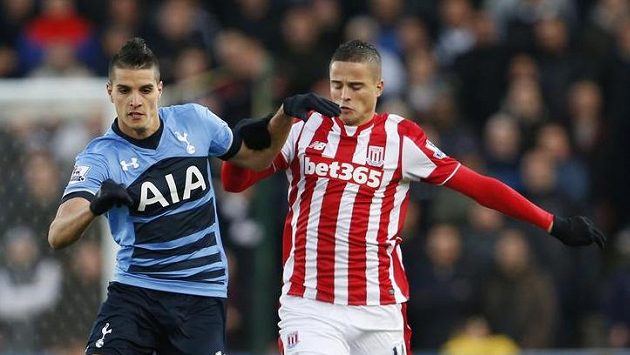 Erik Lamela (vlevo) z Tottenhamu a Ibrahim Afellay ze Stoke City. Erik Lamela (vlevo) z Tottenhamu a Ibrahim Afellay ze Stoke City.