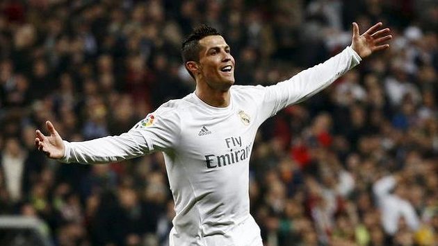 Cristiano Ronaldo z Realu Madrid oslavuje vstřelený hattrick v utkání proti Espaňolu Barcelona. Cristiano Ronaldo z Realu Madrid oslavuje vstřelený hattrick v utkání proti Espaňolu Barcelona.