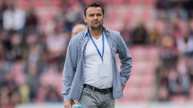 Zadumaný trenér Hradce Králové Karel Havlíček během utkání na Spartě. Zadumaný trenér Hradce Králové Karel Havlíček během utkání na Spartě.