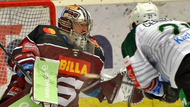 Zleva brankář Sparty Matěj Machovský a Jiří Černoch z Karlových Varů. Zleva brankář Sparty Matěj Machovský a Jiří Černoch z Karlových Varů.