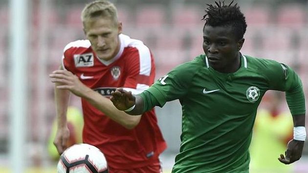 Zleva Michal Škoda z Brna a Emmanuel Antwi z Příbrami na archivním snímku Zleva Michal Škoda z Brna a Emmanuel Antwi z Příbrami na archivním snímku