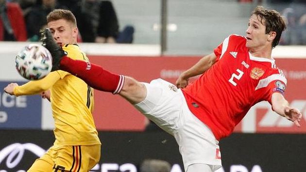 Ruský reprezentant Mario Fernandes (vpředu) a Belgičan Thorgan Hazard. Ruský reprezentant Mario Fernandes (vpředu) a Belgičan Thorgan Hazard.
