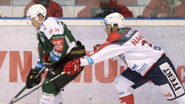 Zleva Dávid Gríger z Karlových Varů a Lukáš Nahodil z Pardubic. Zleva Dávid Gríger z Karlových Varů a Lukáš Nahodil z Pardubic.
