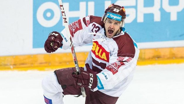 Sparťanský útočník Lukáš Pech oslavuje vítězný gól proti Chomutovu. Sparťanský útočník Lukáš Pech oslavuje vítězný gól proti Chomutovu.