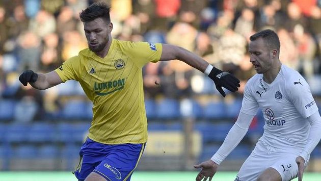 Zleva Tomáš Wágner ze Zlína a Michal Kadlec ze Slovácka. Zleva Tomáš Wágner ze Zlína a Michal Kadlec ze Slovácka.