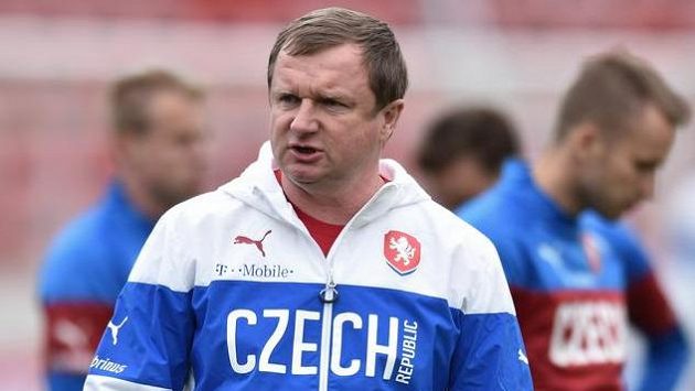 Trenér Pavel Vrba během tréninku české fotbalové reprezentace před utkáním ve Finsku. Trenér Pavel Vrba během tréninku české fotbalové reprezentace před utkáním ve Finsku.