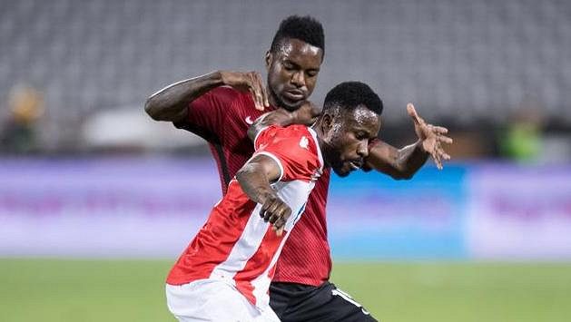 Guélor Kanga z Bělehradu (vpředu) a Georges Mandjeck ze Sparty v utkání 3. předkola Evropské ligy. Kanga se teď od Crvené zvezdy vrací... Guélor Kanga z Bělehradu (vpředu) a Georges Mandjeck ze Sparty v utkání 3. předkola Evropské ligy. Kanga se teď od Crvené zvezdy vrací...