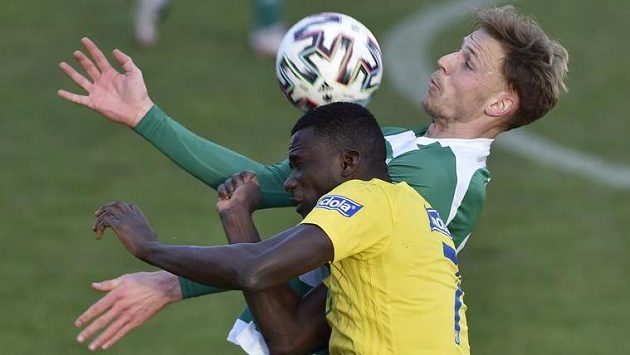 Zleva David Puškáč z Bohemians a Cheick Oumar Conde ze Zlína. Zleva David Puškáč z Bohemians a Cheick Oumar Conde ze Zlína.