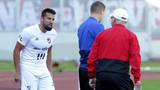 Milan Baroš z Baníku Ostrava po červené kartě sprostě nadával i čtvrtému rozhodčímu (uprostřed) Zbyňkovi Proskemu. Zády v červeném je trenér Baníku Ostrava Bohumil Páník. Milan Baroš z Baníku Ostrava po červené kartě sprostě nadával i čtvrtému rozhodčímu (uprostřed) Zbyňkovi Proskemu. Zády v červeném je trenér Baníku Ostrava Bohumil Páník.