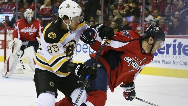 Český křídelník Bostonu David Pastrňák (č. 88) v souboji s Johnem Carlsonem z Washingtonu. Český křídelník Bostonu David Pastrňák (č. 88) v souboji s Johnem Carlsonem z Washingtonu.