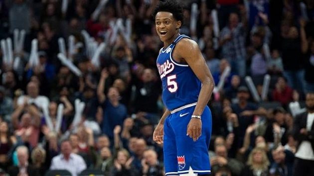 De'Aaron Fox si na tréninku poranil kotník De'Aaron Fox si na tréninku poranil kotník