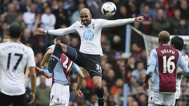 Sandro z Tottenhamu si vyskočil nad hráče Aston Villy. Sandro z Tottenhamu si vyskočil nad hráče Aston Villy.