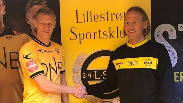 Vítej v Lilleströmu! Michal Škoda (vlevo) po podpisu smlouvy. Ruku mu podává Torgeir Bjarmann, sportovní ředitel klubu. Vítej v Lilleströmu! Michal Škoda (vlevo) po podpisu smlouvy. Ruku mu podává Torgeir Bjarmann, sportovní ředitel klubu.