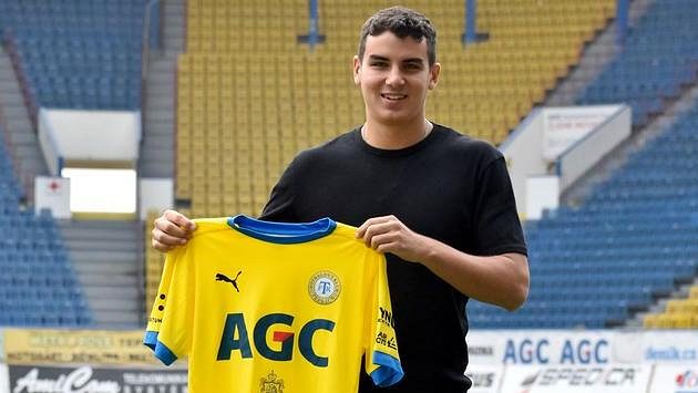 Peruánský fotbalový útočník Matías Succar pózuje s dresem FK Teplice. Do klubu přišel z rakouského Lince. Peruánský fotbalový útočník Matías Succar pózuje s dresem FK Teplice. Do klubu přišel z rakouského Lince.