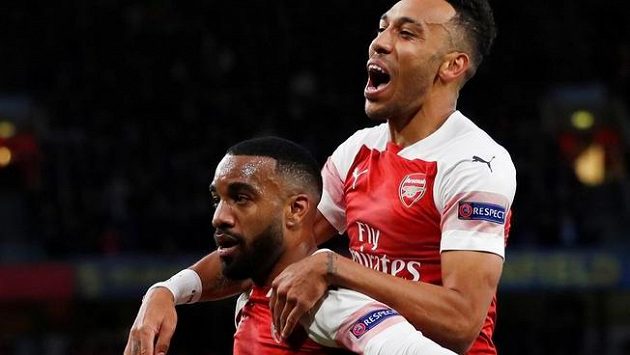 Fotbalisté Arsenalu se radují z branky Fotbalisté Arsenalu se radují z branky