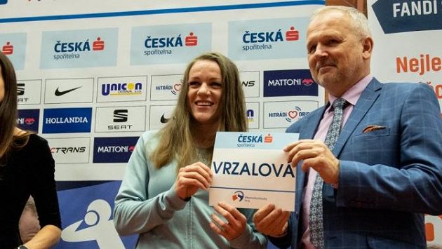 Simona Vrzalová přebírá startovní číslo před mítinkem Czech Indoor Gala v Ostravě. Simona Vrzalová přebírá startovní číslo před mítinkem Czech Indoor Gala v Ostravě.